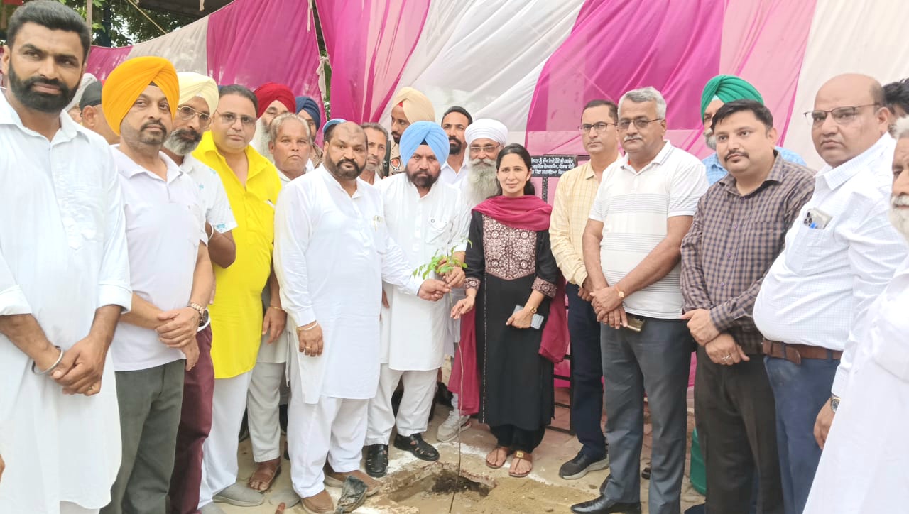 दाना मंडी में चारदीवारी और नवनिर्मित पार्किंग क्षेत्र का उद्घाटन